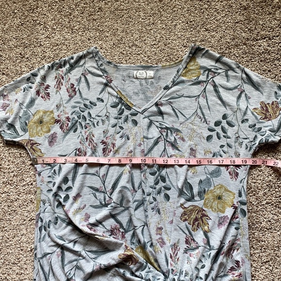 Gray Blouse w/Flowers - Picture 2 of 6